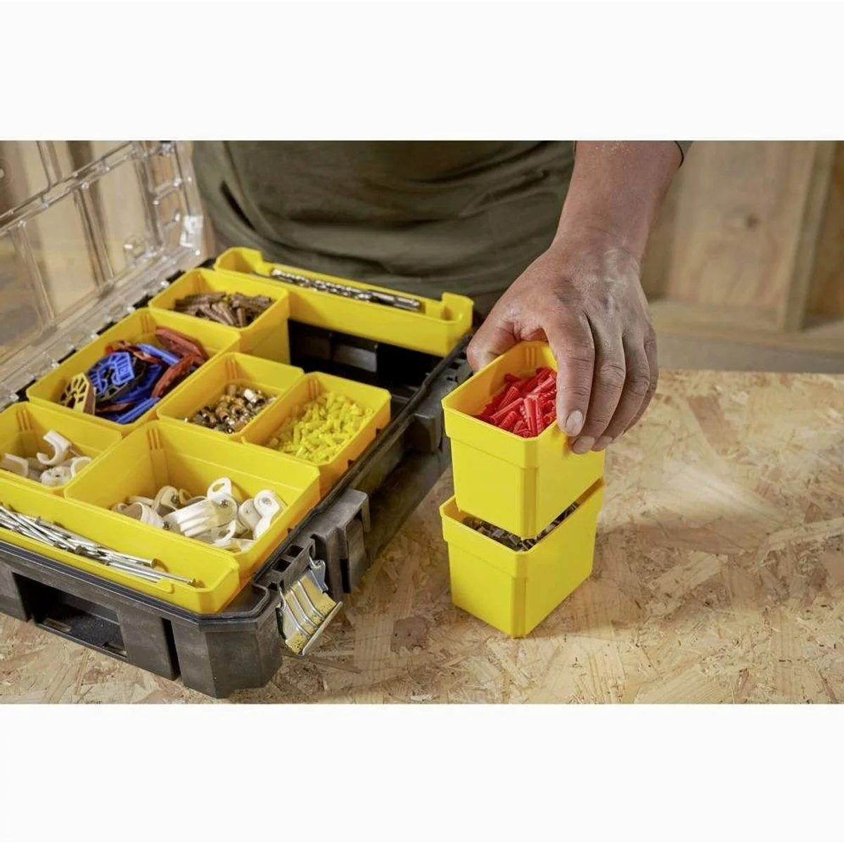 Stanley Sortimentskasten FatMax Pro-Stack, vielseitig und platzsparend — robust und transparent 4